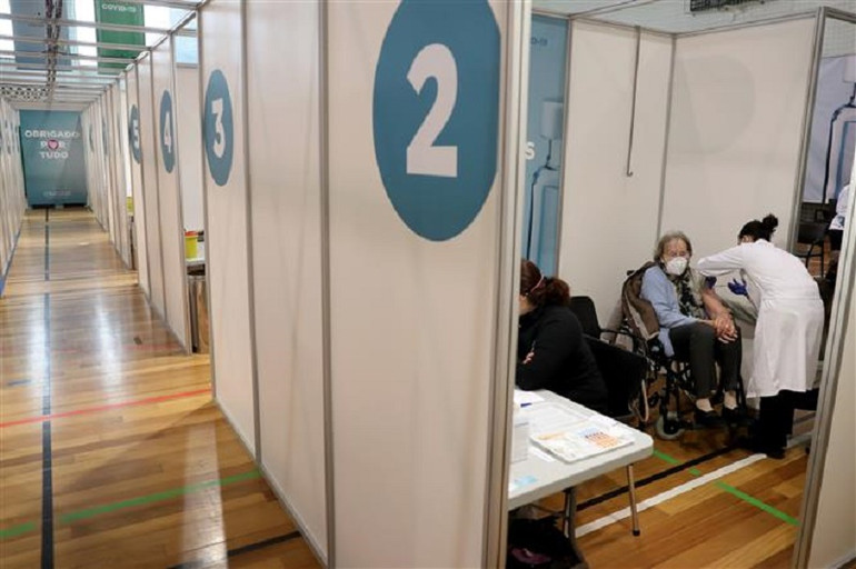 Nhiều nước sửa quy định phòng dịch do Omicron 