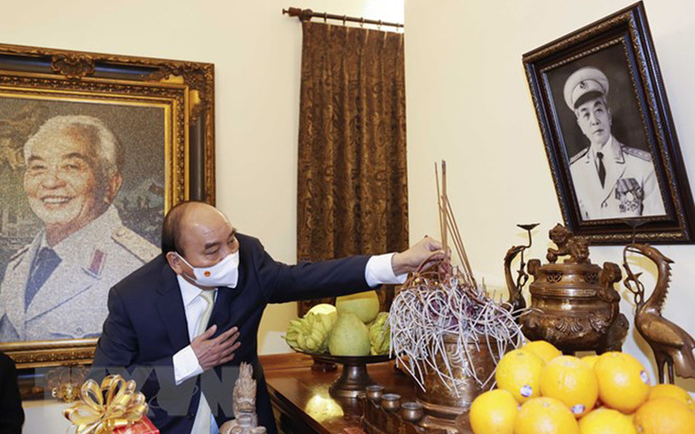 Chủ tịch nước Nguyễn Xuân Phúc dâng hương&nbsp;tưởng nhớ lãnh đạo Đảng, Nhà nước -0