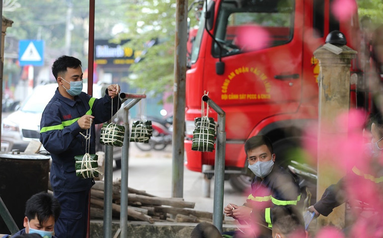 Bánh chưng của người lính cứu hỏa đón Tết xa nhà -0