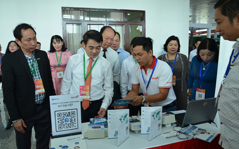 Các đại biểu, khách mời tham quan gian hàng trưng bày các giải pháp, ý tưởng, sản phẩm công nghệ. Khai mạc Tuần lễ thúc đẩy chuyển đổi số phát triển kinh tế vùng – Hậu Giang 2022 -0