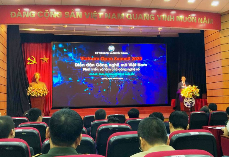 Diễn đàn công nghệ mở Việt Nam 2020 (Open Summit 2020) lần thứ nhất với chủ đề "Thúc đẩy chuyển đổi số quốc gia". Bộ trưởng Nguyễn Mạnh Hùng: