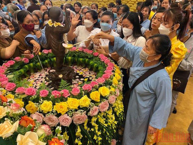 Đông đảo nhân dân ở Ninh Bình tham gia nghi lễ “Tắm Phật”. Hàng nghìn người tham dự Đại lễ Phật đản năm 2022 tại chùa Bái Đính -0