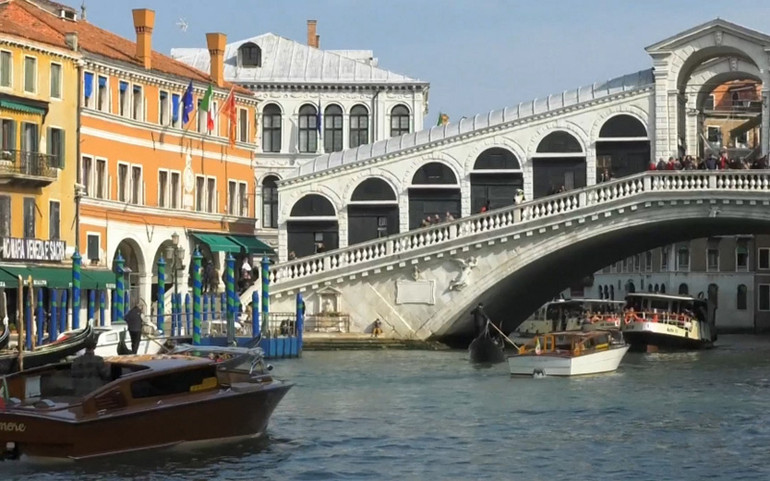 Vấn đề tàu du lịch hoạt động quá mức là một yếu tố khiến UNESCO có thể đưa Venice vào danh sách "Di sản Thế giới bị đe dọa". Nhiều Di sản Thế giới đối mặt với nguy cơ mất danh hiệu -0
