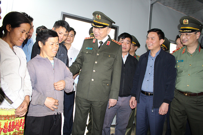 Bộ trưởng Công an trao tặng nhà ở cho hộ nghèo ở Mường Lát -0