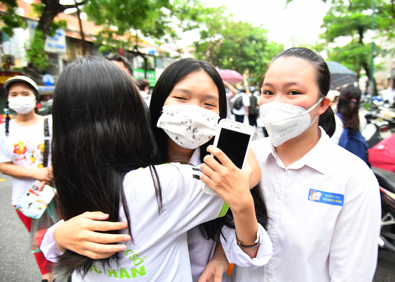 Thí sinh phấn khởi ra về sau khi kết thúc bốn môn thi -3