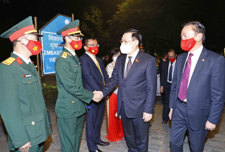 Chủ tịch Quốc hội Vương Đình Huệ gặp gỡ cán bộ, nhân viên Đại sứ quán Việt Nam tại Ấn Độ. (Ảnh: TTXVN) Chủ tịch Quốc hội thăm Đại sứ quán Việt Nam tại Ấn Độ -0