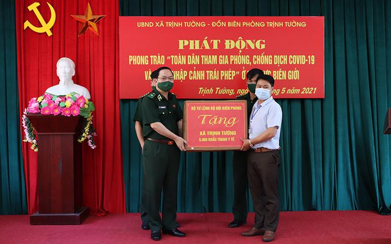 Vận động người dân vùng biên giới tham gia phòng, chống dịch Covid-19 và ngăn chặn xuất nhập cảnh trái phép -0