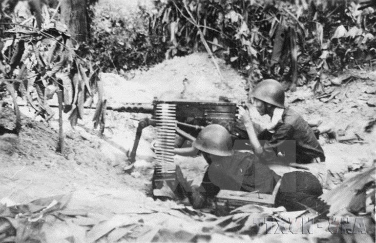 Chủ trương đồng loạt nổ súng tiến công trong đêm 19/12/1946 tại Thủ đô Hà Nội và các thành phố khác thể hiện sâu sắc tư tưởng chiến lược tiến công. Ta chủ động giành quyền đánh trước, đẩy địch vào thế bị động đối phó, phá tan âm mưu của Pháp định huy động toàn lực đè bẹp quân và dân ta bằng một đòn tiến công quân sự chớp nhoáng. (Ảnh: TTXVN) 75 năm toàn quốc kháng chiến: Quyết tử cho Tổ quốc quyết sinh -0