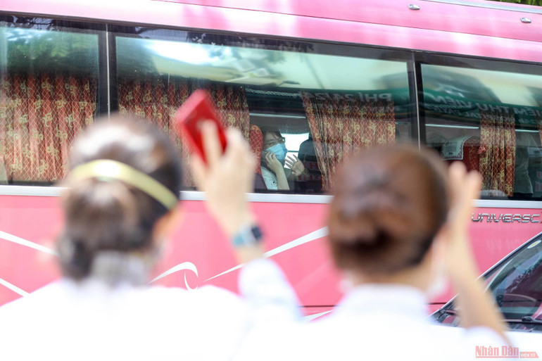 Hàng trăm nhân viên y tế Bệnh viện Bạch Mai vào TP Hồ Chí Minh “tiếp sức” chống dịch Covid-19 -1