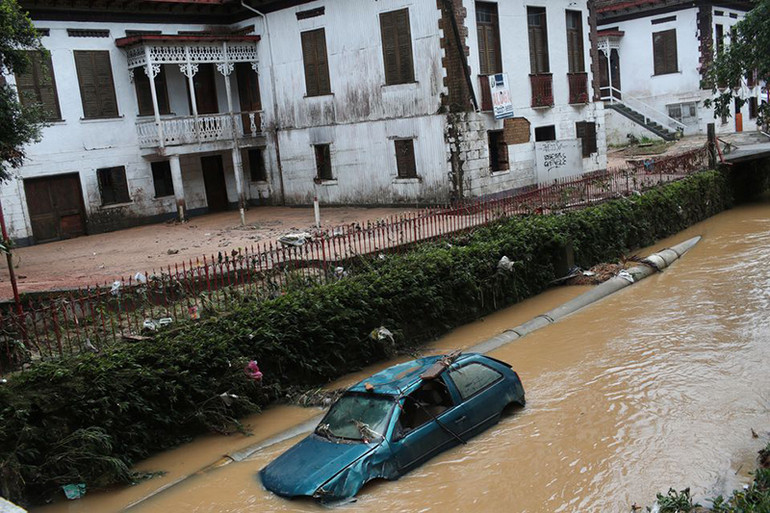 Ô-tô trôi trên sông sau khi mưa lớn xuất hiện tại Petropolis, ngày 16/2. (Ảnh: Reuters) Brazil -0