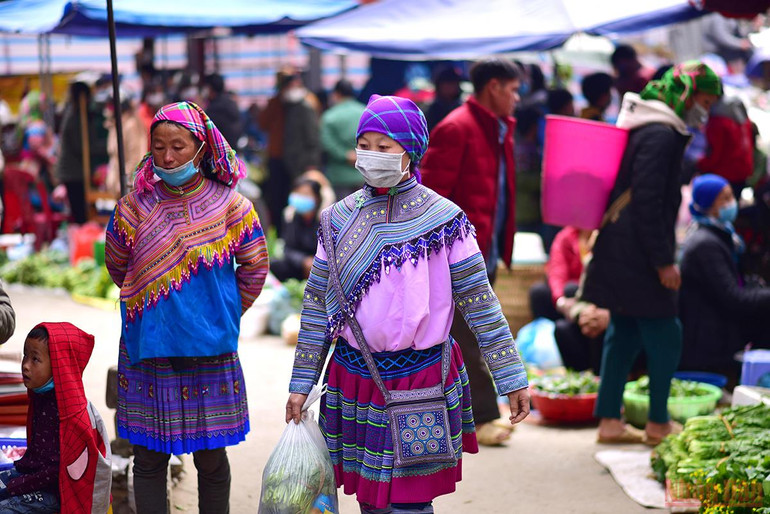 Độc đáo cảnh mẹ địu con đi chợ phiên Bắc Hà ngày giáp Tết -0