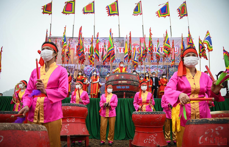 Chủ tịch nước Nguyễn Xuân Phúc xuống đồng cày ruộng tại Lễ Tịch điền Đọi Sơn -0