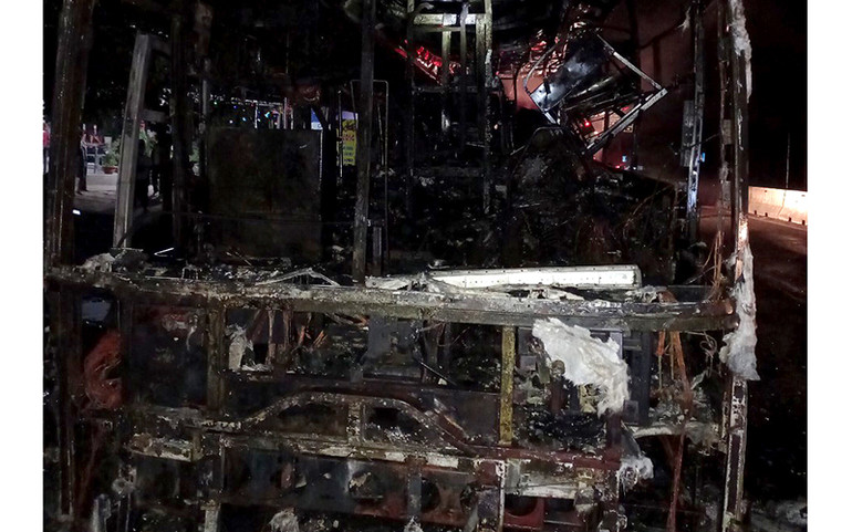 Xe khách cháy rụi, hơn 30 hành khách thoát khỏi xe an toàn -0