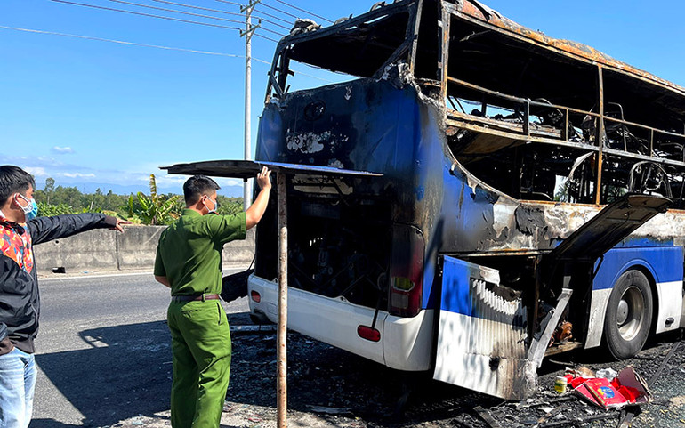 Xe khách cháy rụi, hơn 30 hành khách thoát khỏi xe an toàn -0