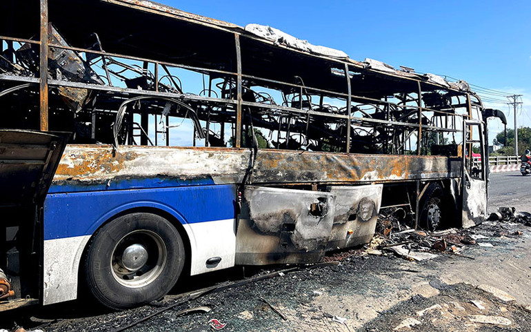 Xe khách cháy rụi, hơn 30 hành khách thoát khỏi xe an toàn -0