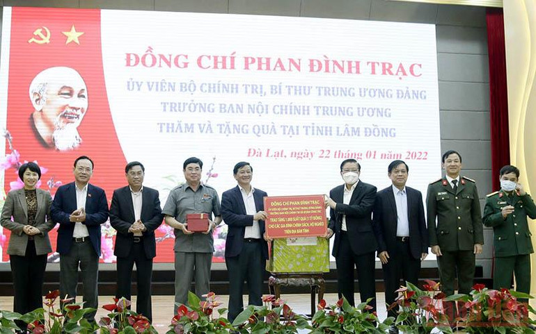 Đồng chí Phan Đình Trạc trao 1.000 phần quà tặng các gia đình chính sách, hộ nghèo tỉnh Lâm Đồng. Trưởng Ban Nội chính Trung ương Phan Đình Trạc thăm và tặng quà Tết tại Lâm Đồng -0