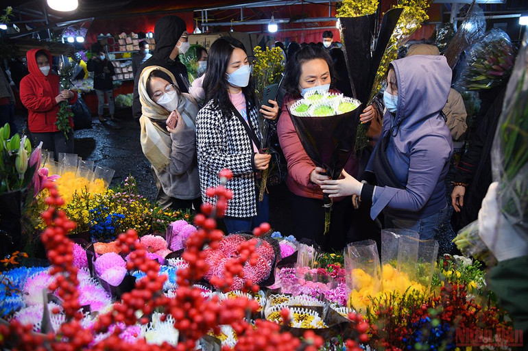 Tấp nập không khí người dân chen chân đi chợ hoa đêm lớn nhất Hà Nội ngày cận Tết -0