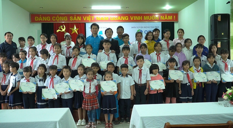 Trao số tiết kiệm và học bổng “Vì tương lai xanh” tặng học sinh có hoàn cảnh khó khăn do bão, lũ. Trao học bổng “Vì tương lai xanh” cho học sinh vùng bão, lũ Quảng Ngãi -0