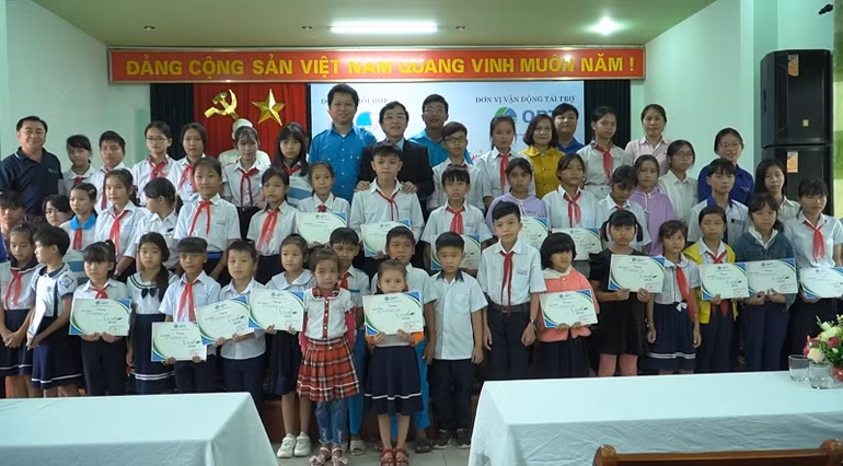 Trao học bổng “Vì tương lai xanh” cho học sinh vùng bão, lũ Quảng Ngãi -0
