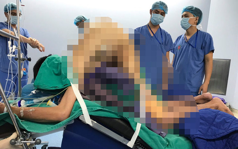 Tìm lại được dáng đứng thẳng sau 22 năm gù gập như con tôm -0