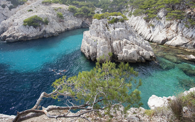 Vườn quốc gia sở hữu vũng đá Sugiton đang áp dụng hệ thống giấy phép vào tham quan. (Ảnh: marseilletourisme) Muôn kiểu đối phó với du lịch quá tải tại châu Âu -0