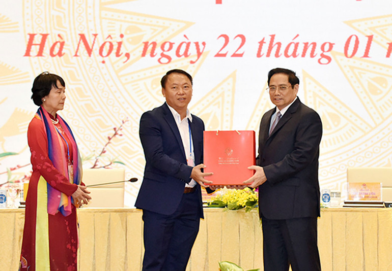 Thủ tướng Phạm Minh Chính tặng quà lưu niệm cho các kiều bào dự Xuân Quê hương năm 2022. Thủ tướng Phạm Minh Chính gặp mặt kiều bào dự Xuân Quê hương năm 2022 -0