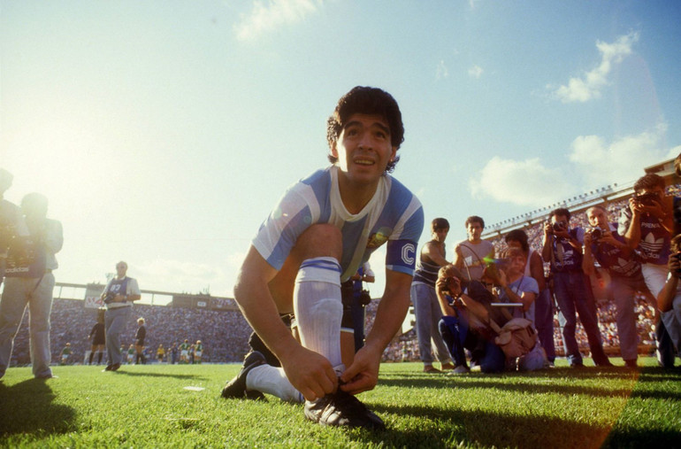 Maradona trước trận đấu giao hữu với Tây Đức năm 1987. (Ảnh: Imago/Shutterstock) Cuộc đời và sự nghiệp của huyền thoại Maradona qua ảnh -0
