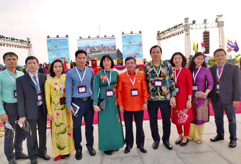 Đoàn Việt Nam tham dự lễ khai mạc ATF 2022. (Ảnh: Tổng cục Du lịch) Khai mạc Diễn đàn Du lịch ASEAN 2022 -0