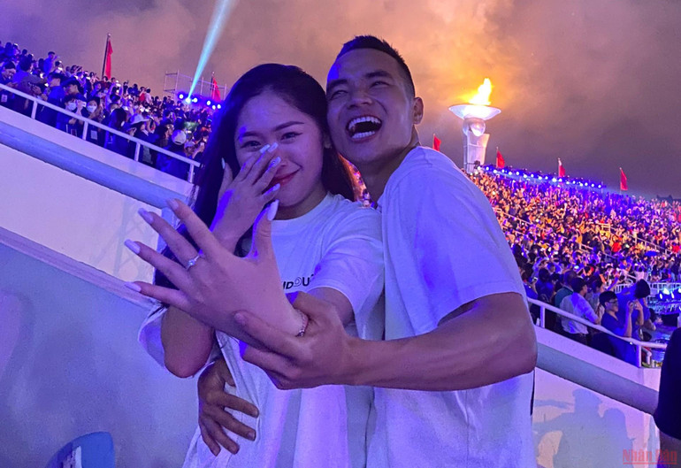 Ngọn lửa rực sáng của SEA Games 31 cùng hàng nghìn khán giả trong một khoảng khắc đã trở thành chứng nhân đặc biệt cho tình yêu 5 năm của Tiến và Ly. (Ảnh: MAI ANH) Màn cầu hôn “đặc biệt nhất” trong Lễ Khai mạc SEA Games 31 -0