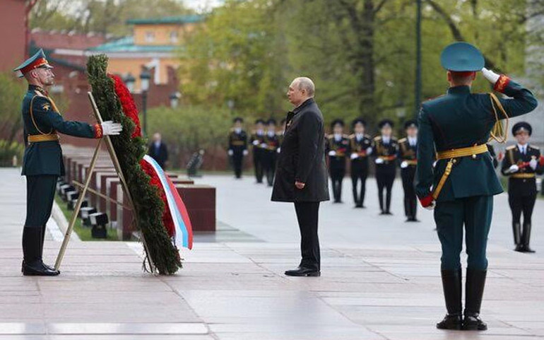 Tổng thống Nga V. Putin đặt hoa tại Ngọn lửa vĩnh cửu, bên bức tường các liệt sĩ vô danh. (Nguồn: Điện Kremlin) Nga kỷ niệm 77 năm chiến thắng trong Chiến tranh Vệ quốc vĩ đại -0
