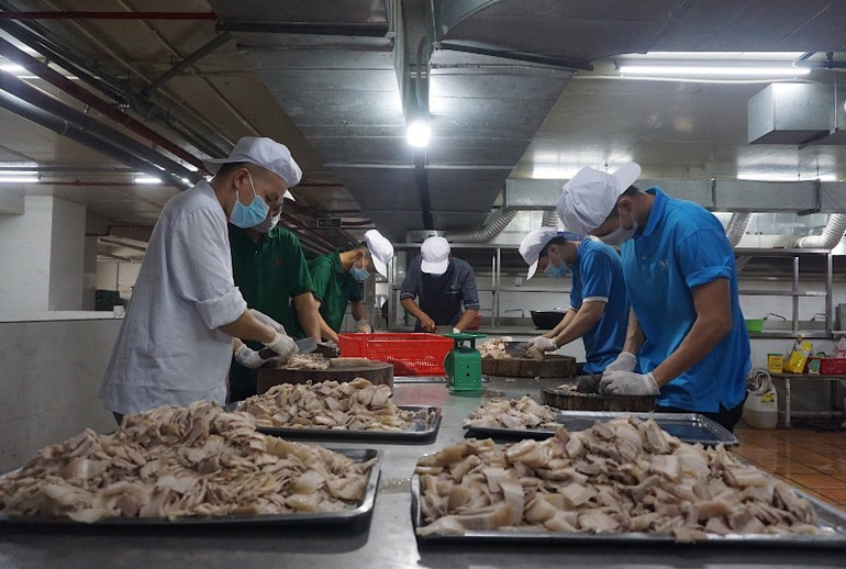 Hàng trăm suất cơm chuyển đến y bác sĩ nơi đầu tuyến -0