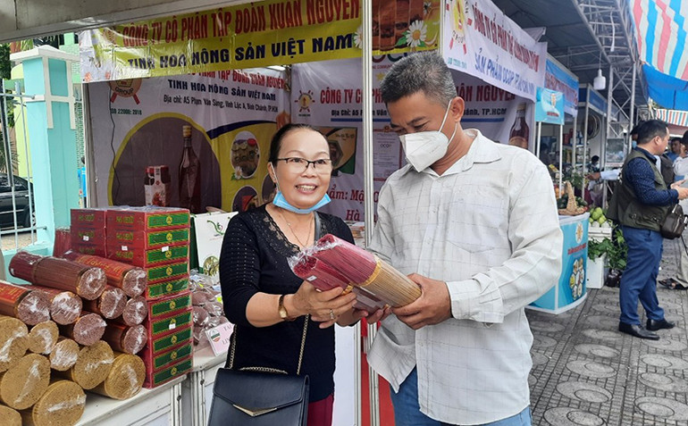Người tiêu dùng mua hàng tại hội chợ. Khai mạc hội chợ, triển lãm sản phẩm nông nghiệp tiêu biểu Thành phố Hồ Chí Minh -0