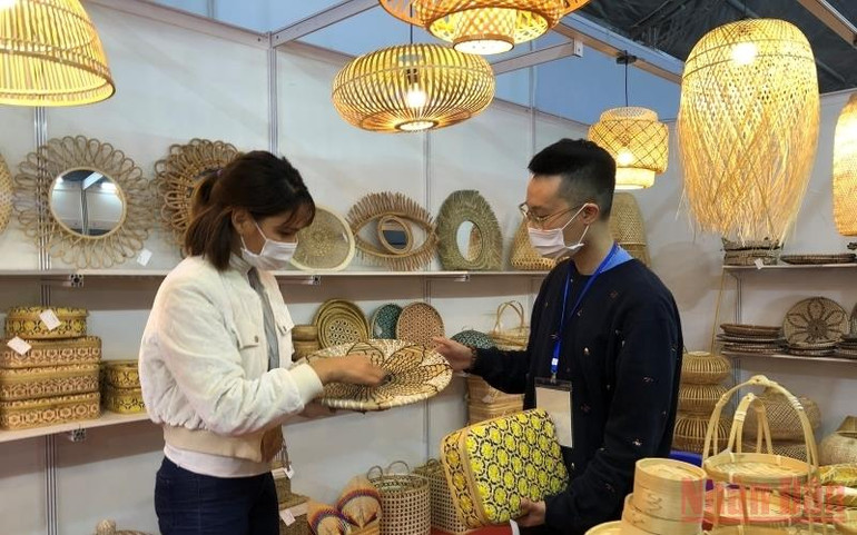 Các sản phẩm thủ công được trưng bày tại Hội chợ Hanoi Gift Show 2021. (Ảnh: NGUYÊN TRANG) Khai mạc Hội chợ Hanoi Giftshow 2021 -0