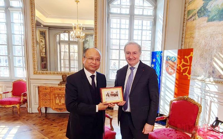 Đại sứ Đinh Toàn Thắng trao tặng Thị trưởng Jean-Luc Moudenc bức tranh tem Chủ tịch Hồ Chí Minh do Bưu điện Pháp phát hành nhân dịp kỷ niệm 100 năm Người đặt chân đến Pháp. Thúc đẩy hợp tác Việt Nam và TP Toulouse ở Pháp -0