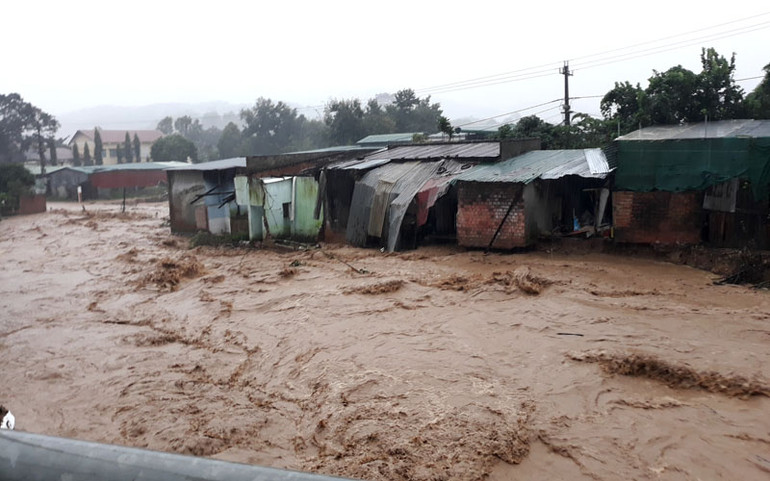 Di dời 37 hộ dân tại điểm tái định cư thôn Kon Năng (cũ) tại huyện Đăk Glei, tỉnh Kon Tum đến nơi an toàn -1