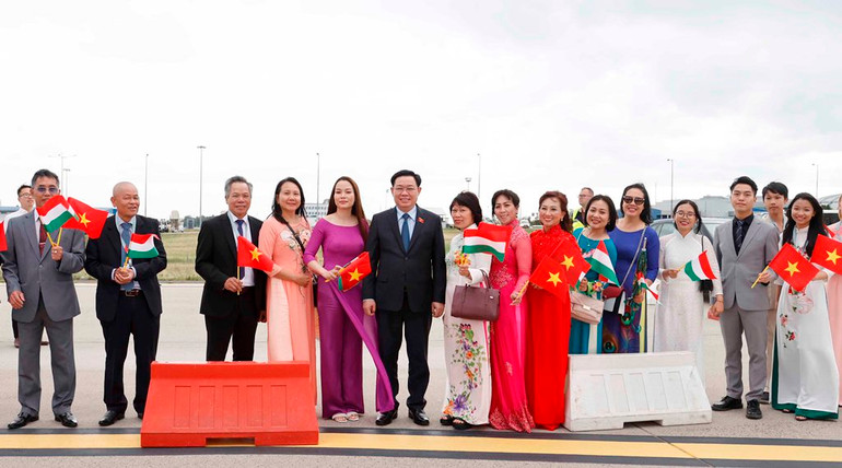 Chủ tịch Quốc hội Vương Đình Huệ bắt đầu thăm chính thức Hungary -0