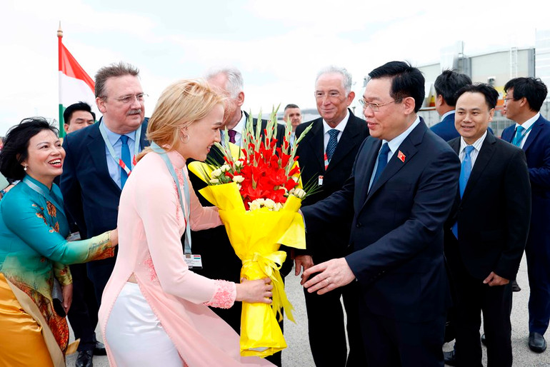 Chủ tịch Quốc hội Vương Đình Huệ bắt đầu thăm chính thức Hungary -0