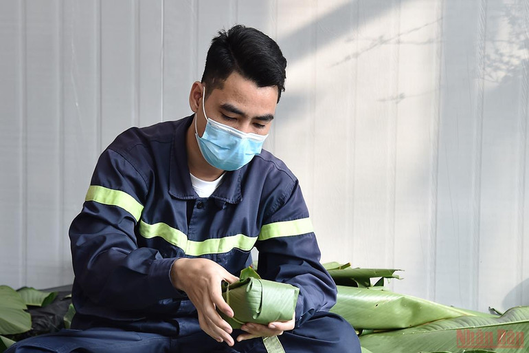 Những người lính đi cùng mùa xuân -0