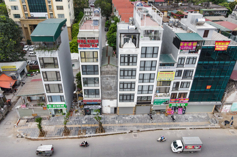 Các căn nhà với mặt tiền nhỏ, hẹp xuất hiện dọc tuyến đường. Nhà siêu mỏng trên đường vành đai 2 -0