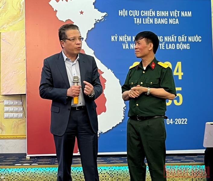 Đại sứ Đặng Minh Khôi (trái) và Phó Chủ tịch Hội Cựu chiến binh Việt Nam tại Nga Đỗ Văn Tiếu tại buổi gặp mặt (Ảnh: Quế Anh) Hội Cựu chiến binh Việt Nam tại Nga gặp mặt mừng ngày thống nhất đất nước -0