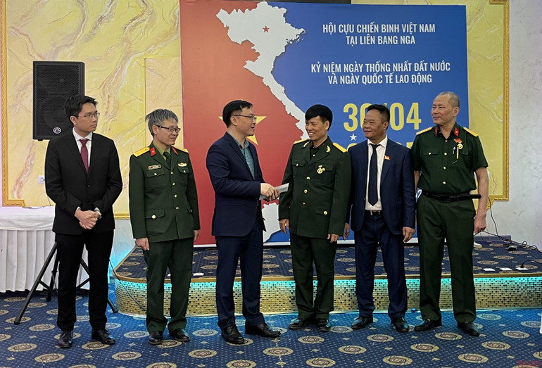Phó Ban Công tác cộng đồng Lê Quang Anh nhận số tiền ủng hộ mua xuồng chủ quyền, tặng huyện đảo Trường Sa (Ảnh: Quế Anh) Hội Cựu chiến binh Việt Nam tại Nga gặp mặt mừng ngày thống nhất đất nước -0