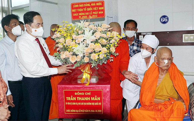 Đồng chí Trần Thanh Mẫn đến thăm Hòa thượng Dương Nhơn tại Bệnh viện đa khoa tỉnh Sóc Trăng. Ảnh: THANH PHONG Đồng chí Trần Thanh Mẫn chúc mừng Đại lễ Phật đản ở Cần Thơ -0