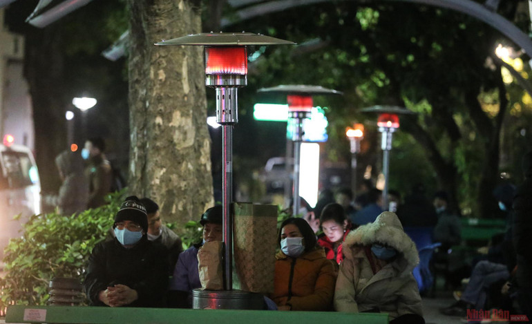 Ấm lòng những cây sưởi ở Bệnh viện Bạch Mai cho người nhà bệnh nhân ảnh 9 9cay_suoi_benh_vien_bach_mai-1610331086701.jpg