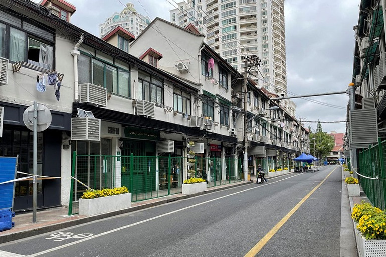 Thượng Hải đang áp dụng lệnh phong tỏa nghiêm ngặt để ngăn chặn đợt bùng phát dịch Covid-19 mạnh nhất tại Trung Quốc, ngày 24/4/2022. (Ảnh: Reuters) Số ca hồi phục cao gấp 1,4 lần ca mắc mới Covid-19 toàn cầu trong tuần qua -0
