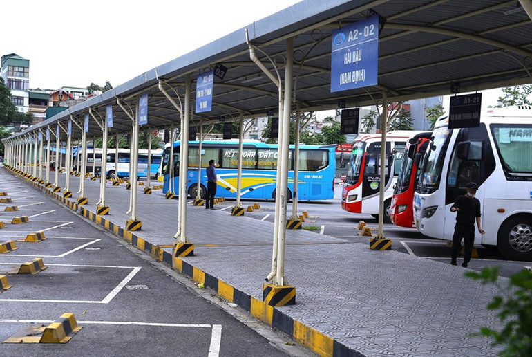 Xe khách liên tỉnh được hoạt động trở lại, bến xe Hà Nội vẫn vắng vẻ -0