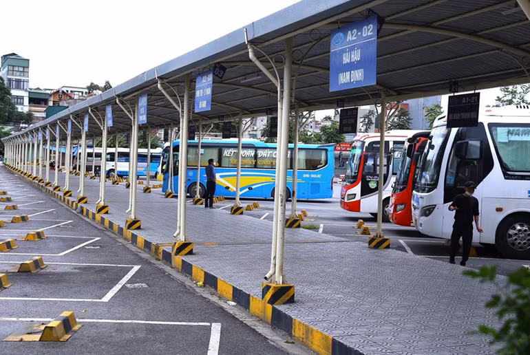 Xe khách liên tỉnh được hoạt động trở lại, bến xe Hà Nội vẫn vắng vẻ -0