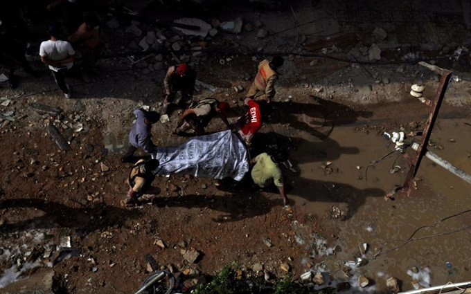 Vụ rơi máy bay chở khách tại Pakistan: ít nhất một hành khách còn sống ảnh 6