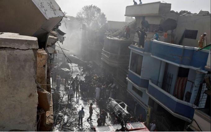 Vụ rơi máy bay chở khách tại Pakistan: ít nhất một hành khách còn sống ảnh 3