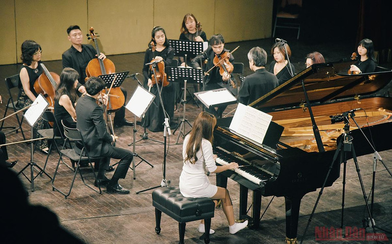 Lương Tố Như và ước muốn vẽ màu âm nhạc -0