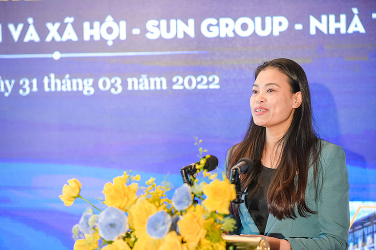 Bà Bạch Liên Hương, Giám đốc Sở Lao động, Thương binh và Xã hội Hà Nội phát biểu tại lễ ký kết. Tập đoàn Sun Group và Sở Lao động, Thương binh và Xã hội TP Hà Nội hợp tác phát triển nguồn nhân lực -0